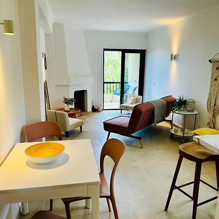 Sea View, 3 Minutes *