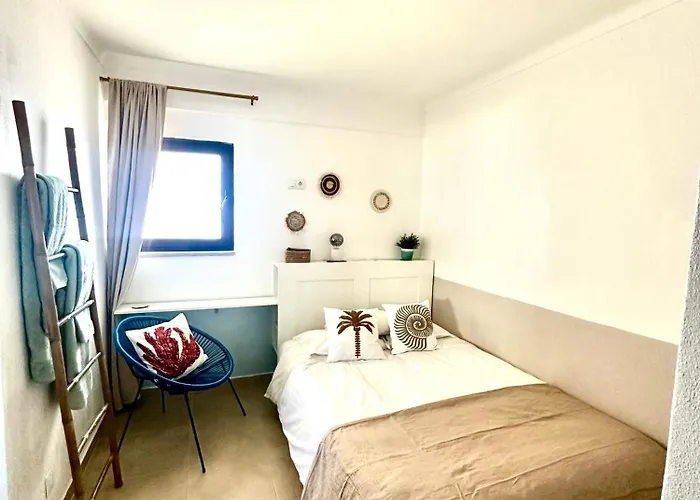 Sea View, 3 Minutes *