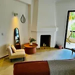 Sea View, 3 Minutes Apartman *