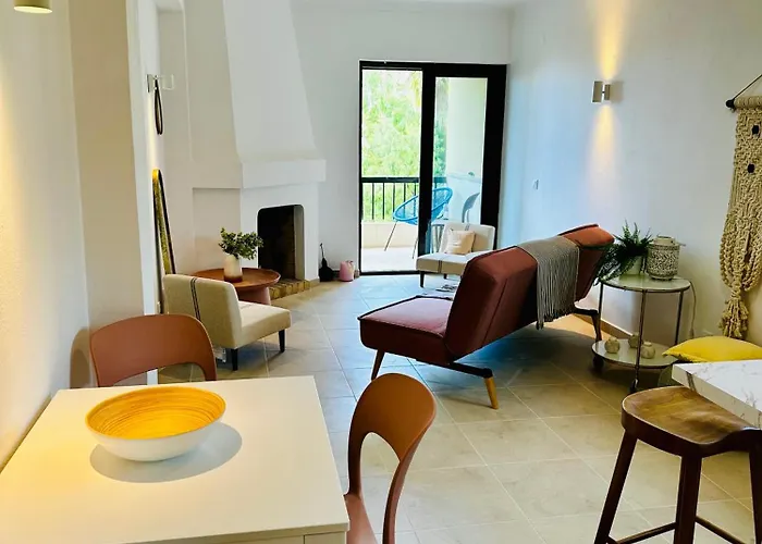 Sea View, 3 Minutes *